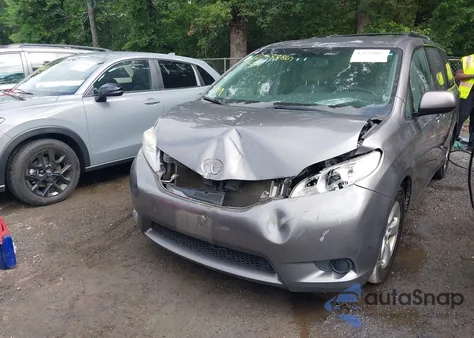 2015 Toyota Sienna Le z USA, uszkodzony, nr VIN 5TDKK3DC8FS632906